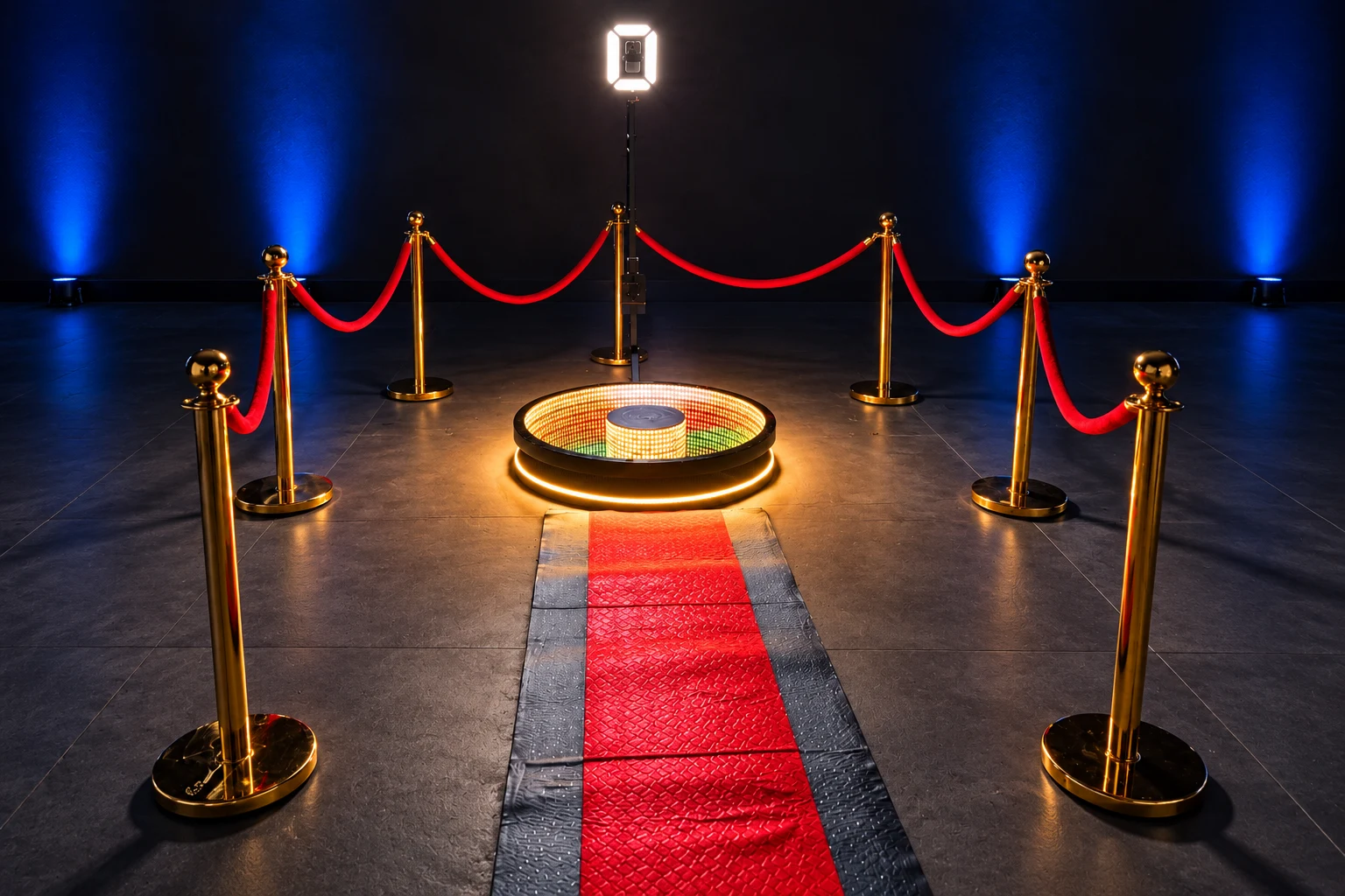 Plataforma 360 de Fiesta y Eventos con su iluminación y acceso preparado