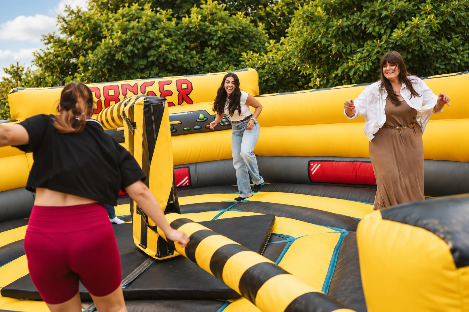 Tres participantes jugando en la barredora real de Fiesta y Eventos