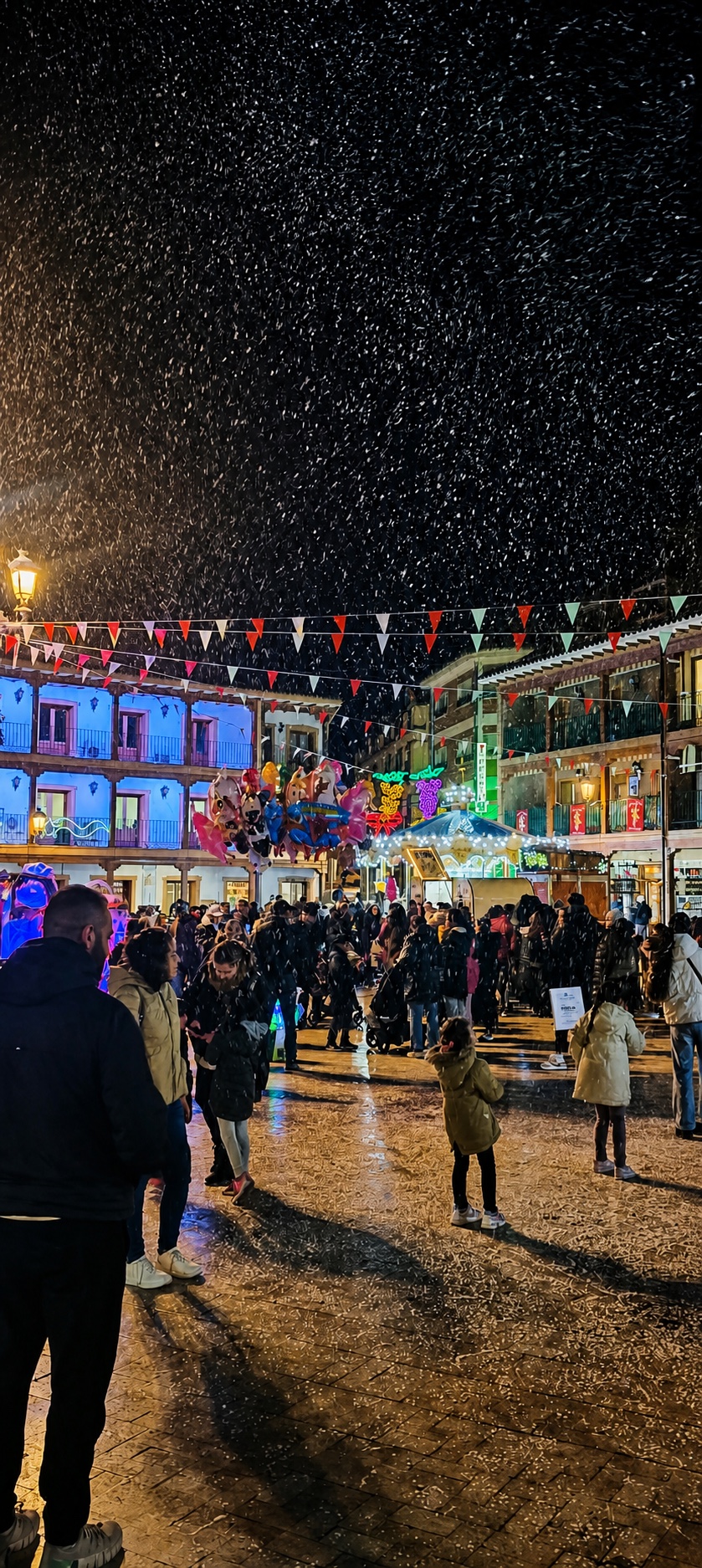 Nieve artificial durante una celebración de Navidad en un municipio