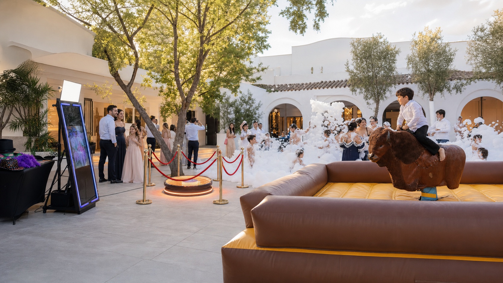 Toro mecánico, fotomatón, plataforma 360 y fiesta de la espuma en un evento producido por Fiesta y Eventos